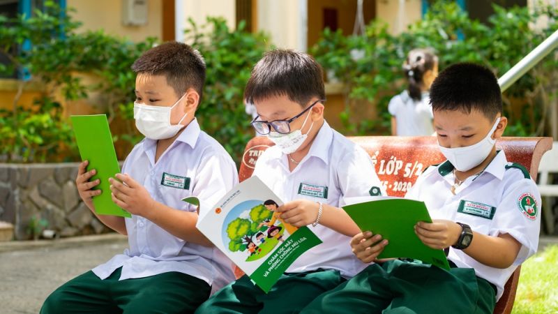 Học sinh tại Quảng Nam sử dụng tài liệu chăm sóc mắt học đường. Học sinh tại Quảng Nam sử dụng tài liệu chăm sóc mắt học đường.