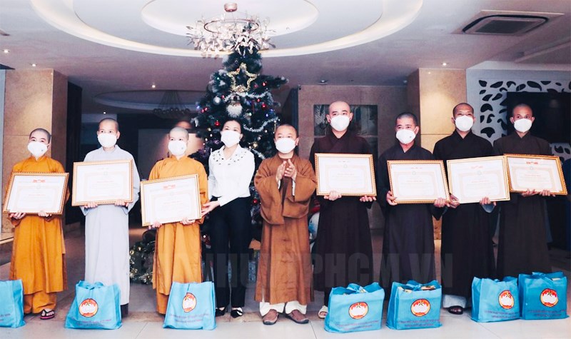 Phó Chủ tịch Ủy ban MTTQ Việt Nam TP Phan Kiều Thanh Hương và Thượng tọa Thích Nhật Từ, Phó Viện trưởng Thường trực Học viện Phật giáo Việt Nam tại TPHCM trao Giấy Biểu dương cho các tình nguyện viên.