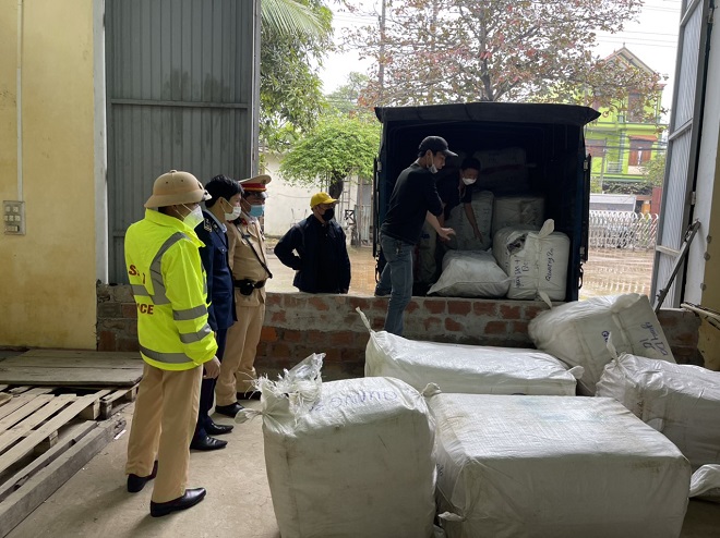 Quảng Bình: Phát hiện xe tải vận chuyển lượng lớn hàng hóa không rõ nguồn gốc xuất xứ