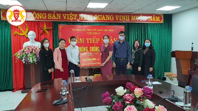 Ông Vũ Hoàng Hải- Đại diện Kinh doanh Công ty CP Vissai Ninh Bình trao Quỹ tới đại diện Uỷ ban mặt trận tổ Quốc VN tại tỉnh Sơn La