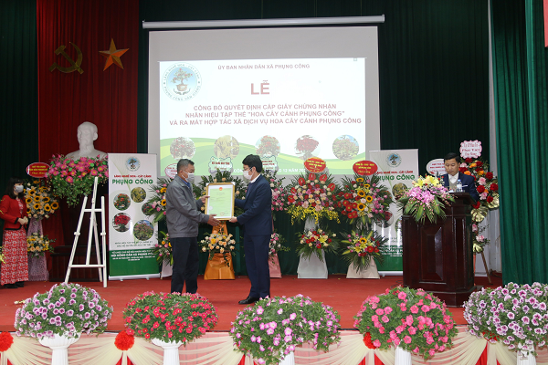 Đại diện Sở Khoa học và Công nghệ tỉnh Hưng Yên trao giấy chứng nhận cho chủ sở hữu nhãn hiệu