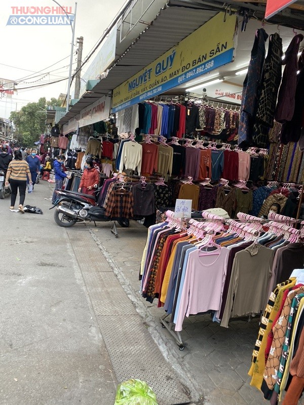 Chợ Đổ là điểm bán buôn cho các hộ kinh doanh quần áo nhỏ lẻ trong thành phố