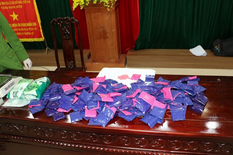 Mật phục, bắt giữ đối tượng vận chuyển lượng lớn ma túy tổng hợp ở Nghệ An