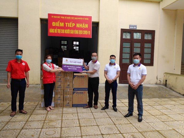 Đại diện THT Việt Nam trao quà tại một số địa phương bị ảnh hưởng do dịch bệnh Covid-19