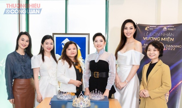 Miss World VietNam 2016 Trương Diệu Ngọc cùng BTC tại lễ đón 3 vương miện của cuộc thi