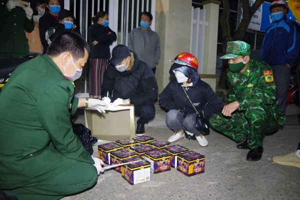 Đối tượng Nguyễn Thị Song Nương (đội mũ màu đỏ) bị cơ quan chức năng bắt giữ khi đang vận chuyển pháo nổ (Ảnh VOV)
