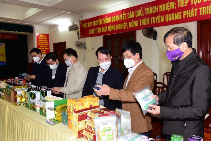 Các thành viên Hội đồng OCOP tỉnh Tuyên Quang thăm quan khu trưng bày các sản phẩm tham gia đánh giá phân hạng sản phẩm OCOP năm 2021