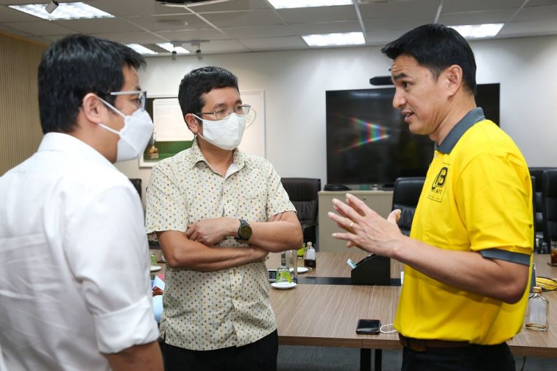 Chủ tịch Công ty Nutifood Trần Thanh Hải (giữa) chúc Kiatisak cùng đội bóng phố núi thành công ở mùa bóng 2022