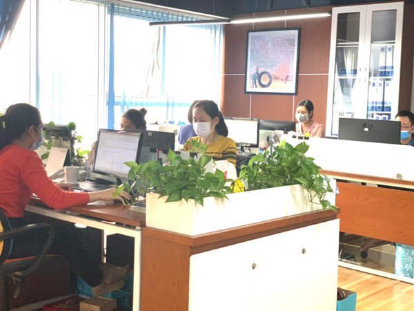 Hình ảnh CBNV thực hiện nguyên tắc 5K khi làm việc tại văn phòng Hà Nội