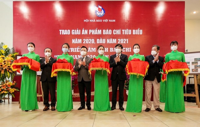 Lãnh đạo Hội Nhà báo Việt Nam cắt băng khai mạc triển lãm ảnh 