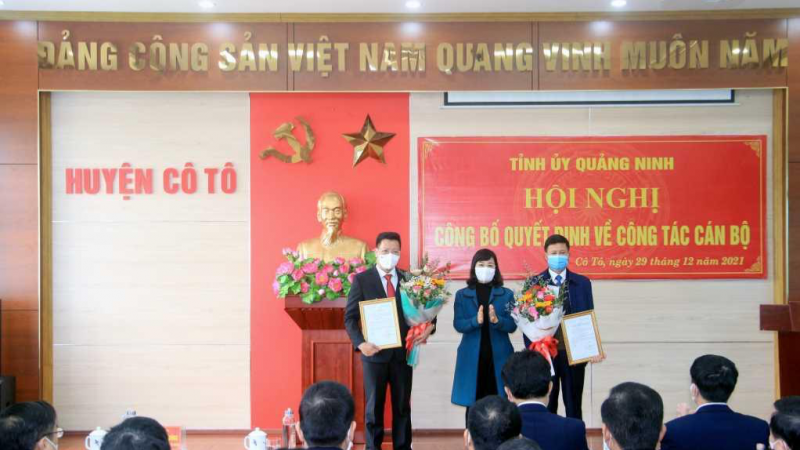 Bà Trịnh Thị Minh Thanh, Phó Bí thư Tỉnh ủy, trao quyết định của Ban Thường vụ Tỉnh ủy cho đồng chí Nguyễn Việt Dũng và Đỗ Huy Thông.