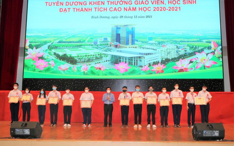 ông Nguyễn Hoàng Thao, Phó Bí thư Thường trực Tỉnh ủy Bình Dương trao bằng khen của Bộ GD-ĐT cho các HS đạt giải HS giỏi cấp quốc gia