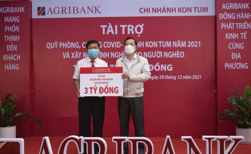 Giám đốc Agribank Kon Tum trao tượng trưng hỗ trợ 03 tỷ đồng cho Ủy ban MTTQ Việt Nam tỉnh