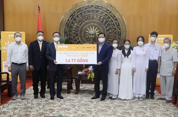 Long An: Tiếp nhận 400 suất học bổng trị giá 1,4 tỷ đồng