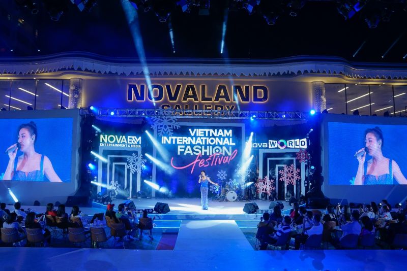 Tóc Tiên trình diễn ca khúc mới trong đêm Bế mạc VIFF 2021 tại Novaland Gallery