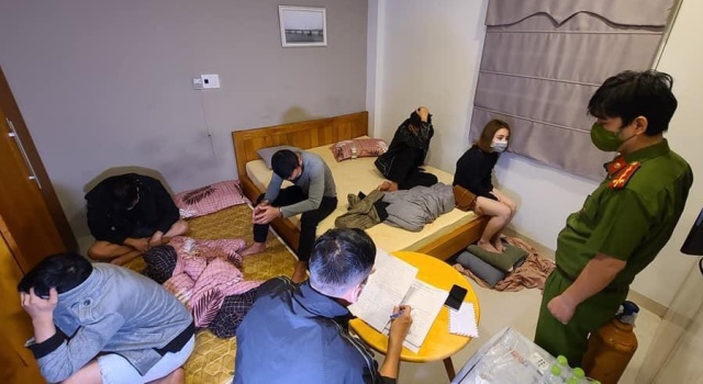 Công an Đà Nẵng đột kích khách sạn, phát hiện hàng chục nam, nữ thác loạn ma túy