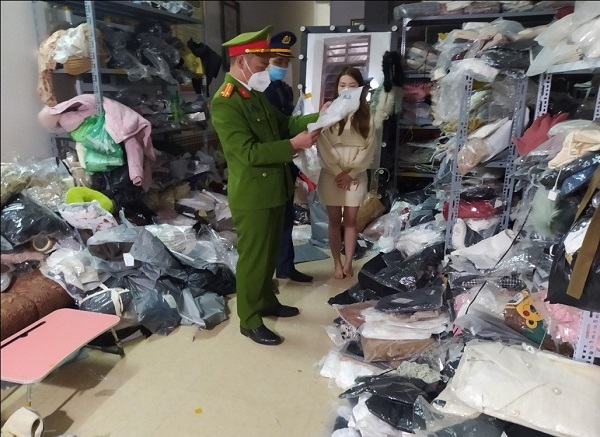 Đoàn Kiểm tra Liên ngành của tỉnh tiến hành khám kho chứa hàng hóa tại địa chỉ thuộc tổ 10, phường Quang Trung, TP. Thái Nguyên (Ảnh Tổng cục QLTT)