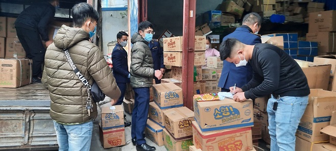 Quản lý thị trường Nam Định phát hiện kho chứa hơn 500kg bánh kẹo nhập lậu