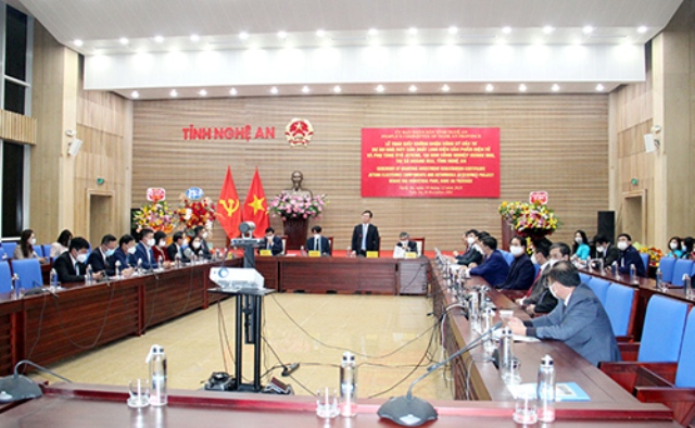 Quang cảnh lễ trao Giấy chứng nhận đăng ký đầu tư tại điểm cầu tỉnh Nghệ An