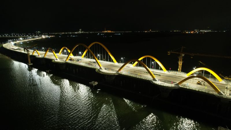 Cầu Cửa Lục 1 là cây cầu 6 làn xe đầu tiên của Quảng Ninh nối đôi bờ vịnh Cửa Lục