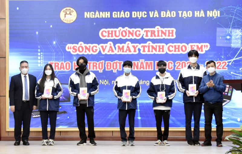 Các nhà tài trợ tặng thiết bị học trực tuyến cho học sinh