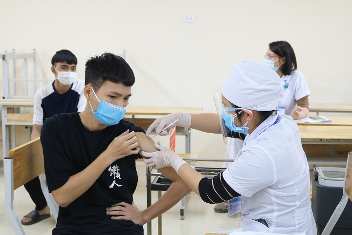 Tiêm vắc xin phòng Covid-19 cho người dân trên địa bàn huyện Quốc Oai