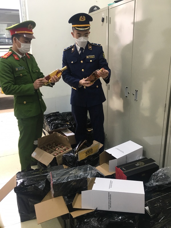 Quản lý thị trường Thanh Hóa thu giữ 150 chai rượu có dấu hiệu nhập lậu