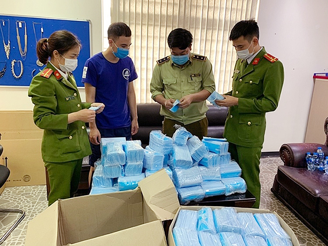 Lực lượng QLTT Hà Nam tịch thu khẩu trang không rõ nguồn gốc