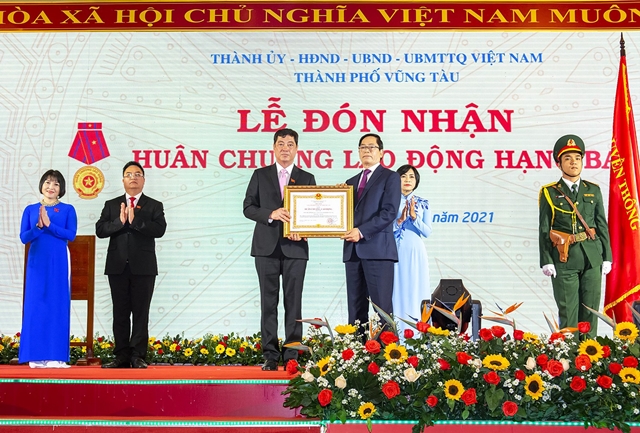 Ông Phạm Viết Thanh, thừa ủy quyền của Chủ tịch nước trao Huân chương Lao động hạng Ba cho Tp. Vũng tàu