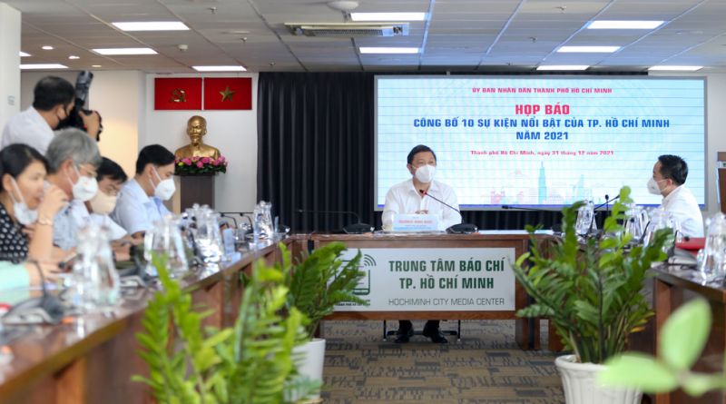 Ông Dương Anh Đức, Phó Chủ tịch UBND TP. Hồ Chí Minh chủ trì buổi họp báo ngày 31/12