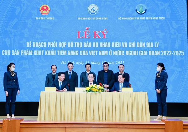 ký “Kế hoạch phối hợp hỗ trợ bảo hộ nhãn hiệu và chỉ dẫn địa lý cho sản phẩm xuất khẩu tiềm năng của Việt Nam ở nước ngoài giai đoạn 2022-2025”
