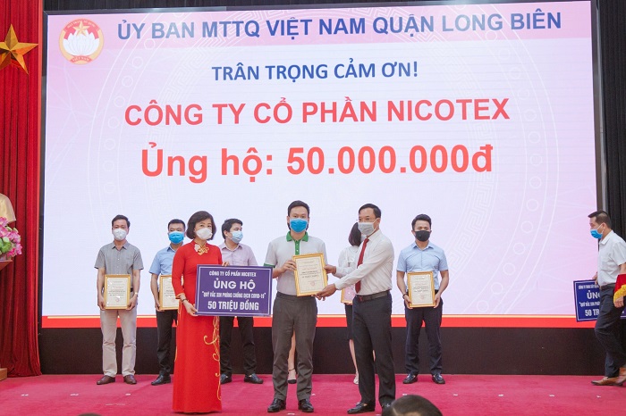 Ông Nguyễn Thành Đạt, Phó TGĐ công ty Nicotex đại diện công ty trao quỹ ủng hộ phòng chống Vaccine phòng chống COVID – 19 tại UBND Quận Long Biên