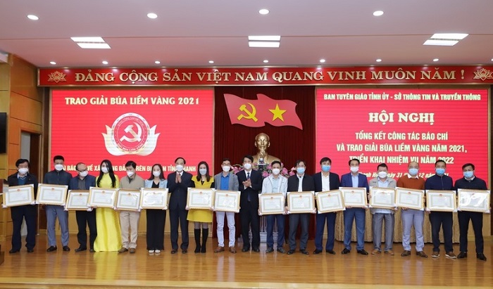 Phóng viên Hoài Thu (áo dài màu vàng, thứ 4 từ trái sang) nhận bằng khen của chủ tịch UBND tỉnh Thanh Hóa