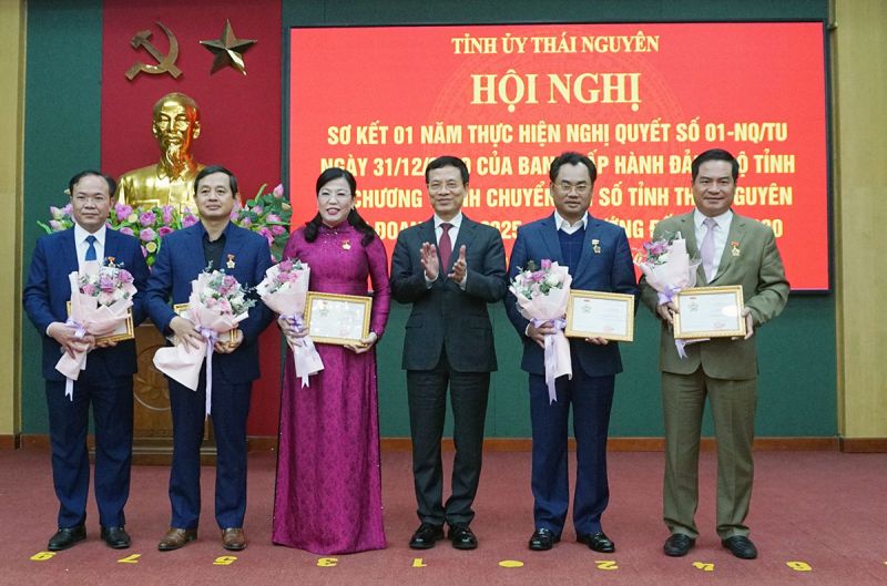 Bộ trưởng Bộ TT&TT Nguyễn Mạnh Hùng trao Kỷ niệm chương “Vì Sự nghiệp Thông tin và Truyền thông” cho các cá nhân