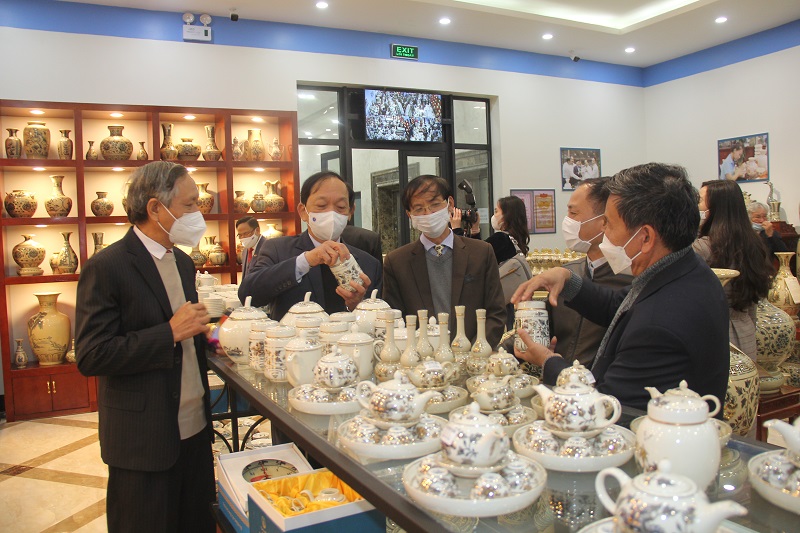 Các đại biểu, khách hàng tham quan showroom