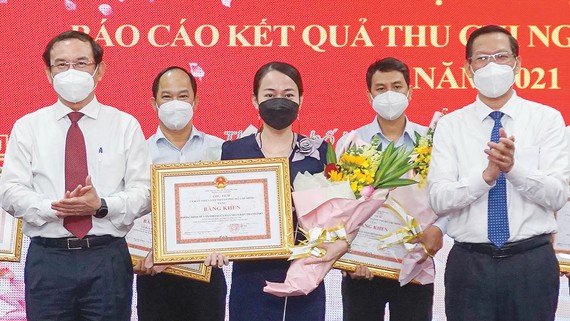 Bí thư Thành ủy TPHCM Nguyễn Văn Nên và Chủ tịch UBND TPHCM Phan Văn Mãi trao bằng khen của UBND TP cho các đơn vị đạt thành tích cao trong công tác thu ngân sách năm 2021