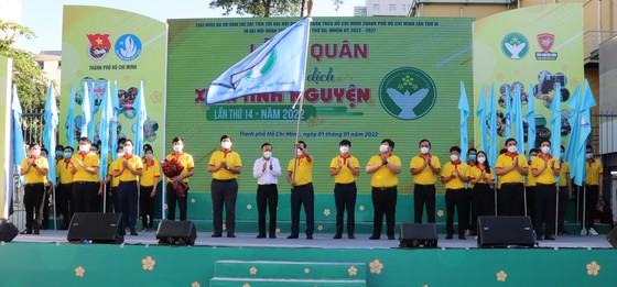 Trưởng Ban Dân vận Thành ủy TPHCM Nguyễn Hữu Hiệp trao cờ xuất quân chiến dịch 