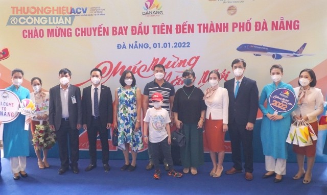 Những vị khách đầu tiên đến Đà Nẵng trong năm mới 2022.