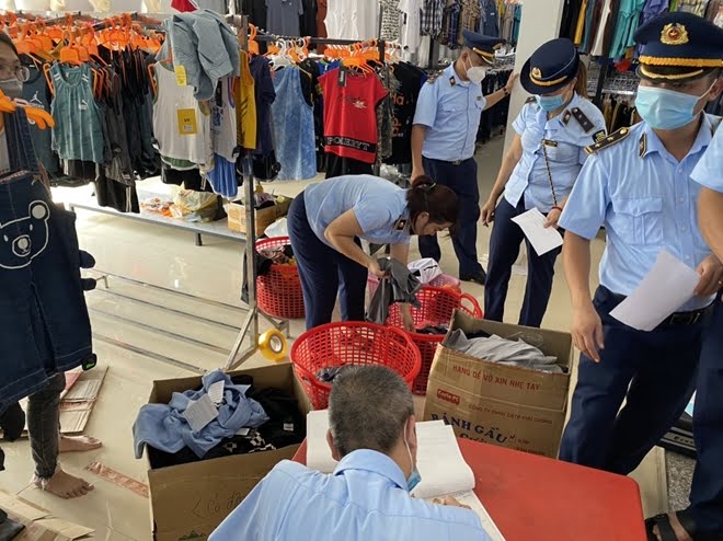 Gian thương trưng bày lẫn lộn hàng giả, hàng thật để qua mắt lực lượng chức năng và người tiêu dùng