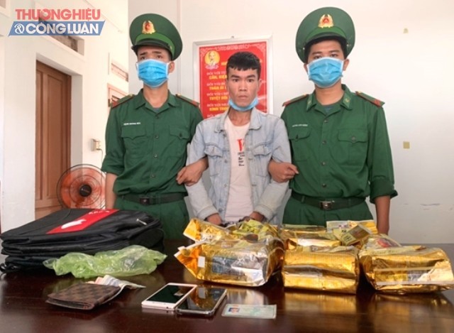 Bộ đội Biên phòng bắt 2 đối tượng, thu giữ 17 kg ma túy tổng hợp (Ảnh: Đối tượng Nguyễn Hải Thuyền và tang vật)