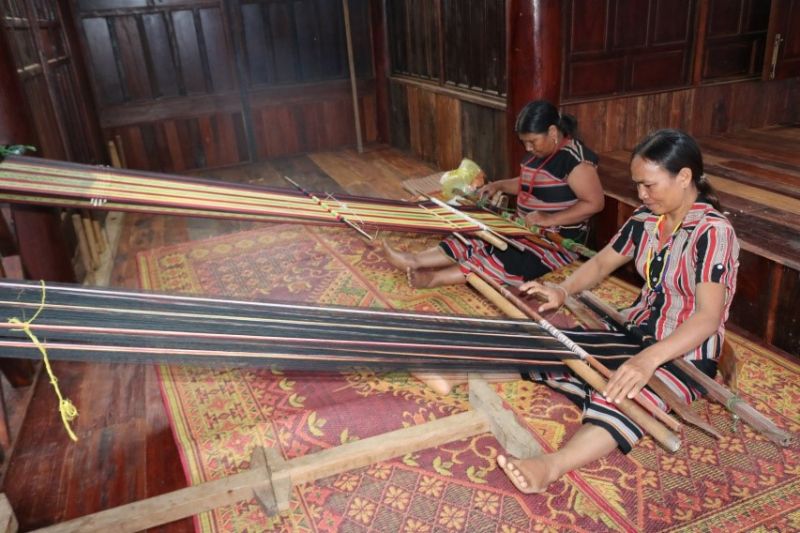 Các nghệ nhân dân tộc Brâu ở thôn Đăk Mế, xã Pờ Y, huyện Ngọc Hồi dệt thổ cẩm giữ nghề truyền thống