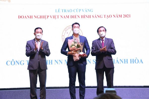 Đại diện Công ty Yến sào Khánh Hòa nhận Cup Top 10 Doanh nghiệp Việt Nam điển hình sáng tạo năm 2021.