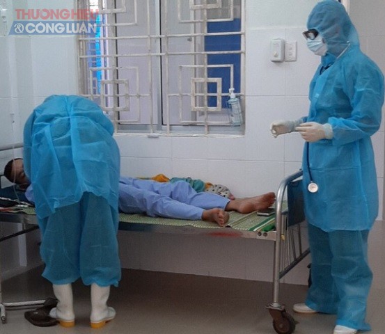 Các bác sĩ chăm sóc các trường hợp được cách ly ở tỉnh Quảng Nam