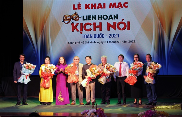 Phó Chủ tịch UBND TP. Hồ Chí Minh Dương Anh Đức và Chủ tịch Hội Nghệ sĩ Sân khấu Việt NamTrịnh Thúy Mùi, tặng hoa Hội đồng Nghệ thuật