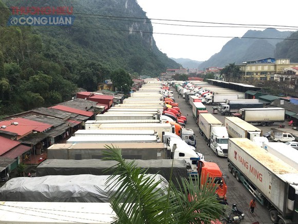Xe chở nông sản, trái cây, hàng hóa ùn tắc tại cửa khẩu Tân Thanh (Lạng Sơn).
