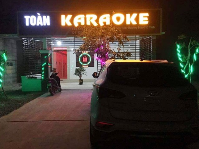 Bất chấp lệnh cấm, chủ quán Toàn Karaoke (tại thôn Hòa Tiến, xã Sơn Tiến, huyện Hương Sơn, Hà Tĩnh) vẫn đón khách vào hát.