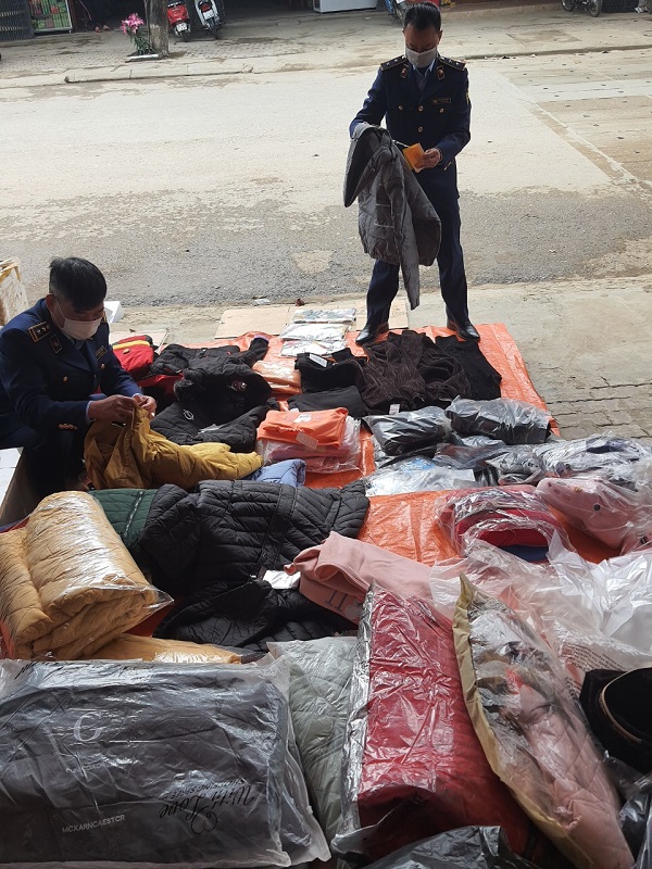 Yên Bái: Bắt giữ xe ô tô tải vận chuyển 540 sản phẩm quần áo nhập lậu