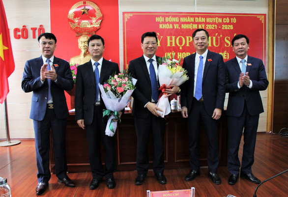 Tân Chủ tịch UBND huyện Cô Tô Nguyễn Việt Dũng (giữa) và tân Phó Chủ tịch UBND huyện Đỗ Huy Thông (thứ hai, trái sang)