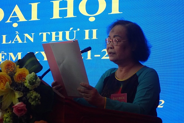 B&agrave; Trương Thị Thu Hương- UVBTV Hội Tr&iacute; thức đọc B&aacute;o c&aacute;o kiểm điểm nhiệm kỳ của BCH v&agrave; BKT