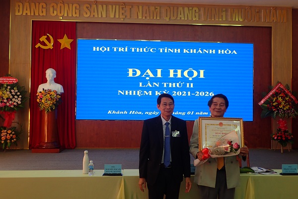 &Ocirc;ng Đinh Văn Thiệu- P. Chủ tịc UBND tỉnh trao Bằng khen của UBND tỉnh cho &ocirc;ng Phạm Văn Chi- Chủ tịch Hội Tr&iacute; Thức